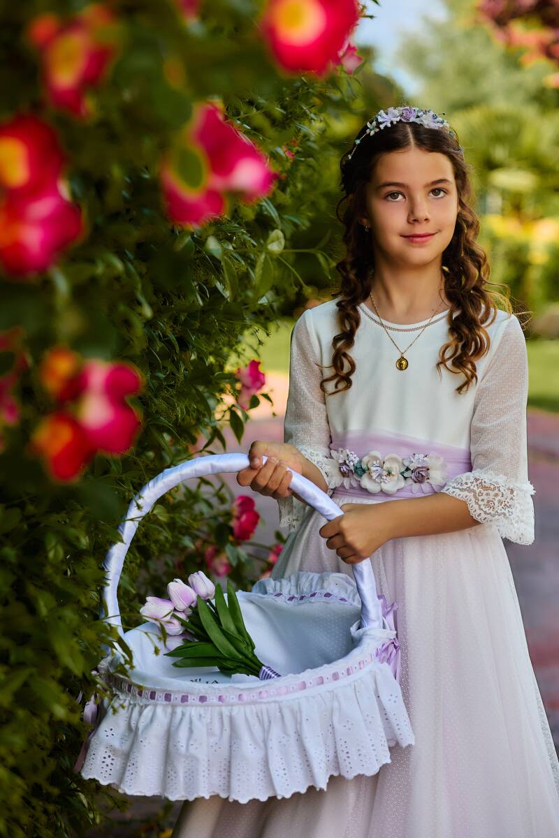 ¿Por qué elegirnos para la comunión de tu hijo? Porque cada niño merece sentirse único en un día tan especial. Nuestra experiencia en fotografía infantil y de eventos nos permite conectar con los más pequeños y lograr imágenes naturales, dulces y espontán