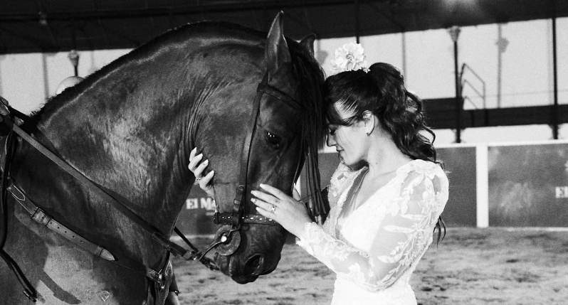 Fotografía artística de boda en blanco y negro en Madrid, pareja mirándose con emoción ante un mural religioso – por Chiriac Bogdan.