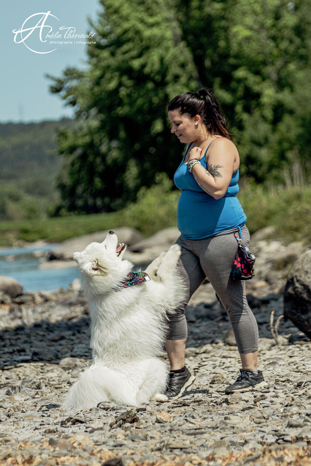 Femme qui fait du freestyle canin avec son samoyede en chaudiere appalaches