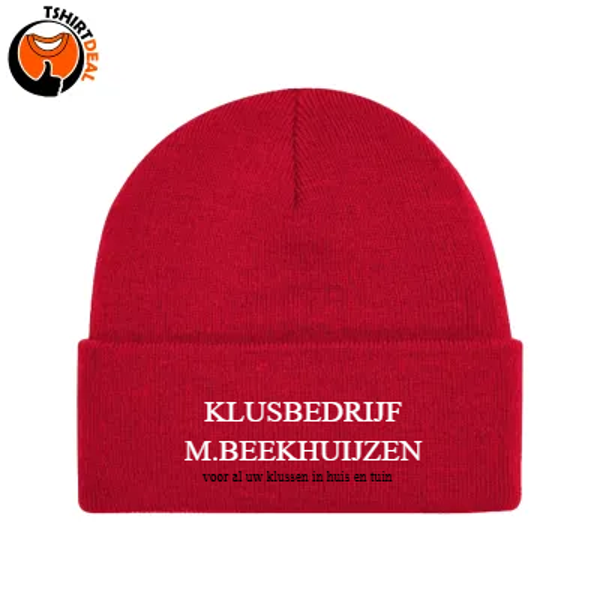 Rode muts met gebuurde tekst (klusbedrijf m. beekhuijzen