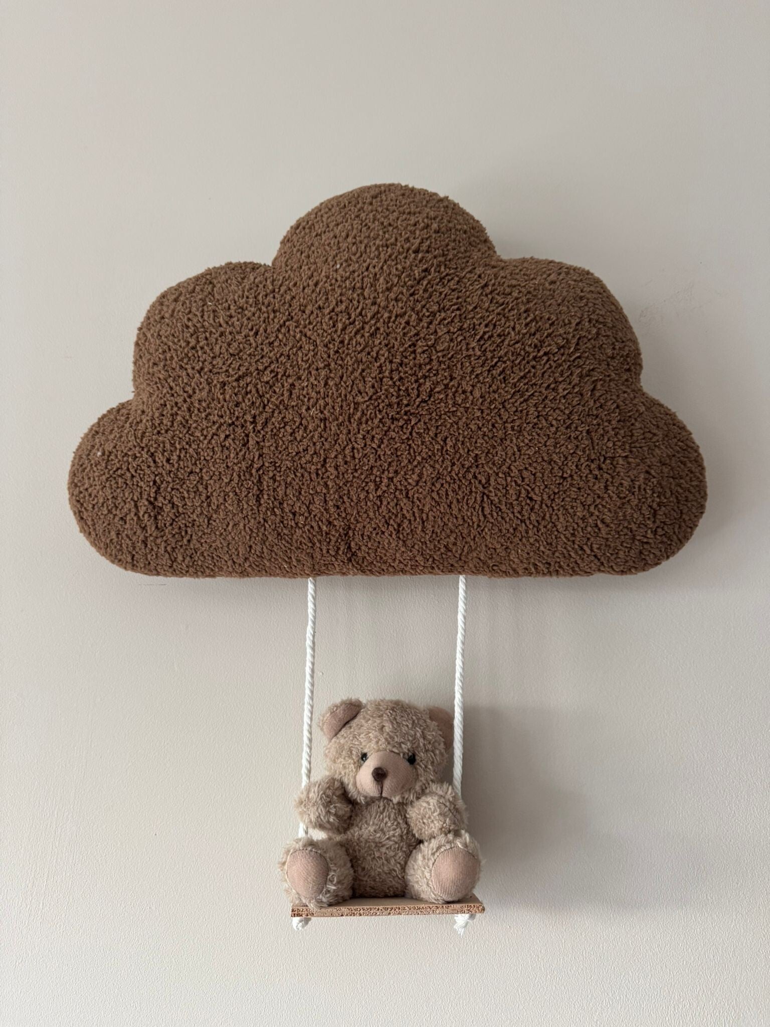 Wolk met beertje op schommel bruin