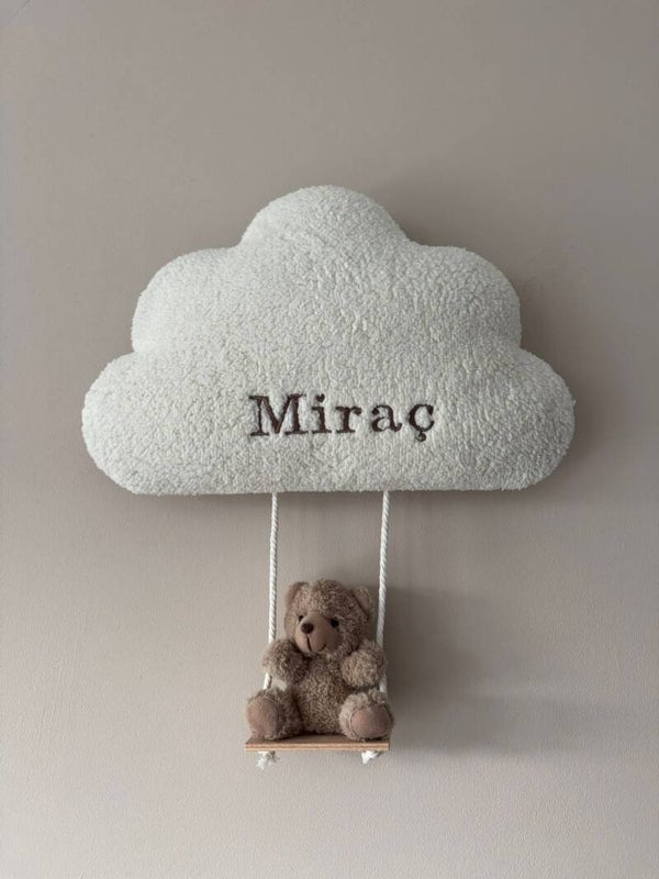Gepersonaliseerde wolk met beertje op schommel