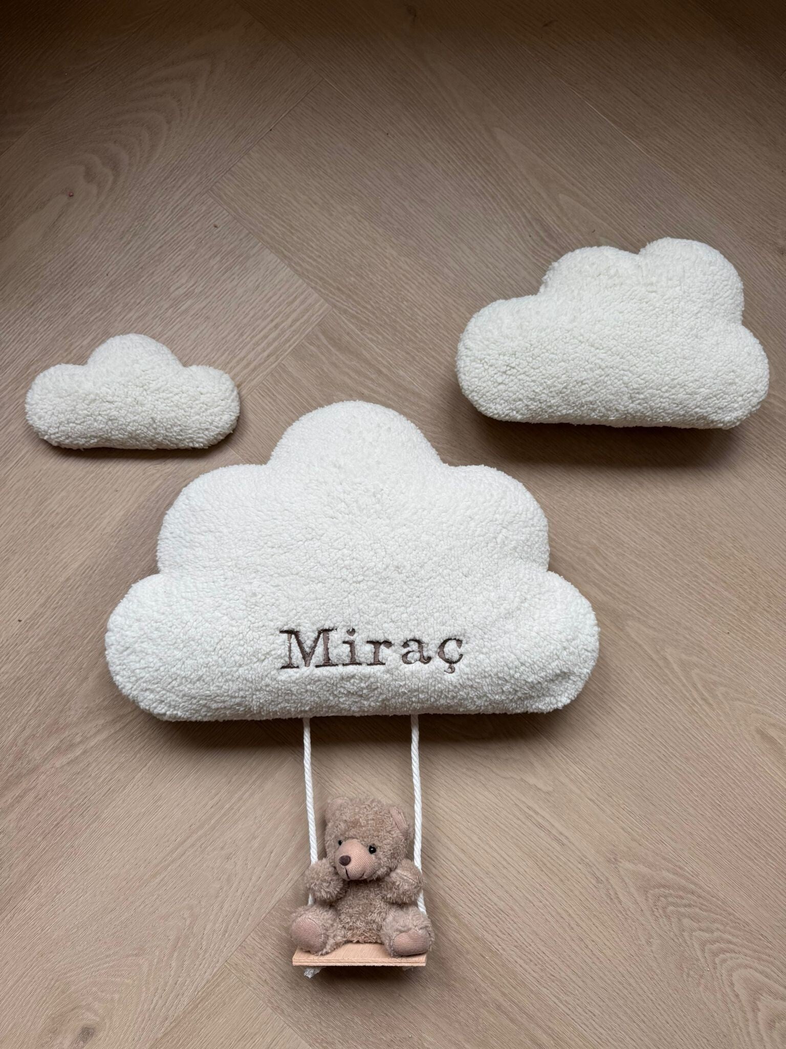 Set van 3 formaten wolkjes gepersonaliseerd met beertje op schommel