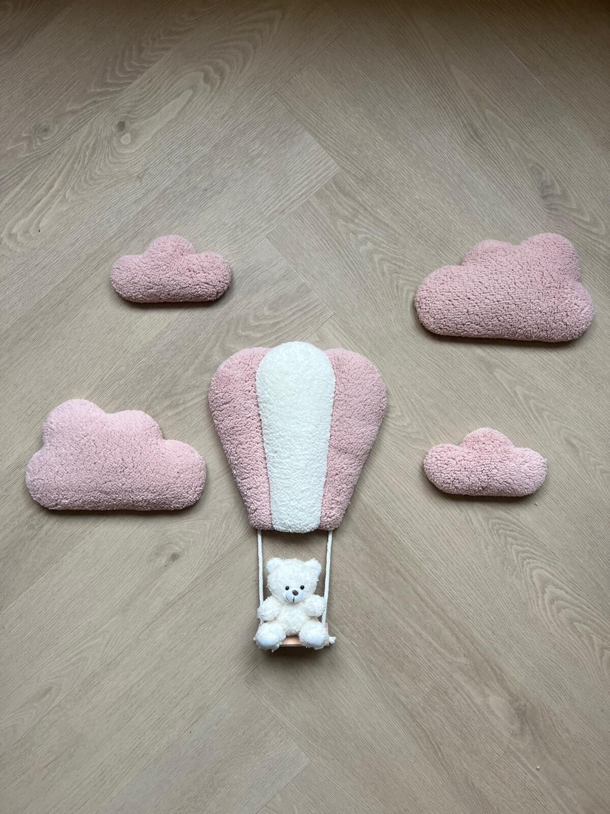 Set van 4 wolken met luchtballon lichtroze