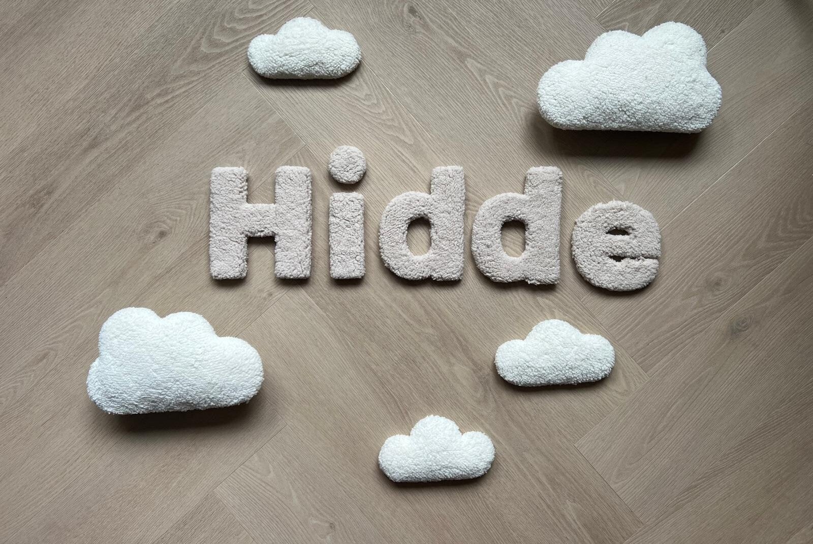 Set met naam in letters en wolken gepersonaliseerd
