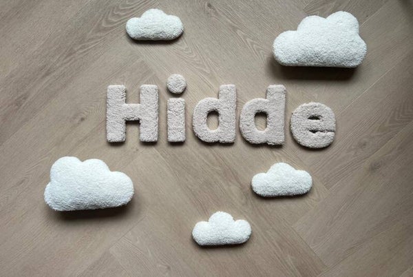 Set met naam in letters en wolken gepersonaliseerd