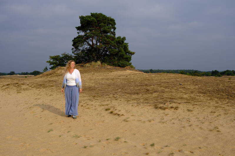 Mariëlle Postma, coach voor zorgprofessionals en kunstenaar ,in haar geliefde natuur.