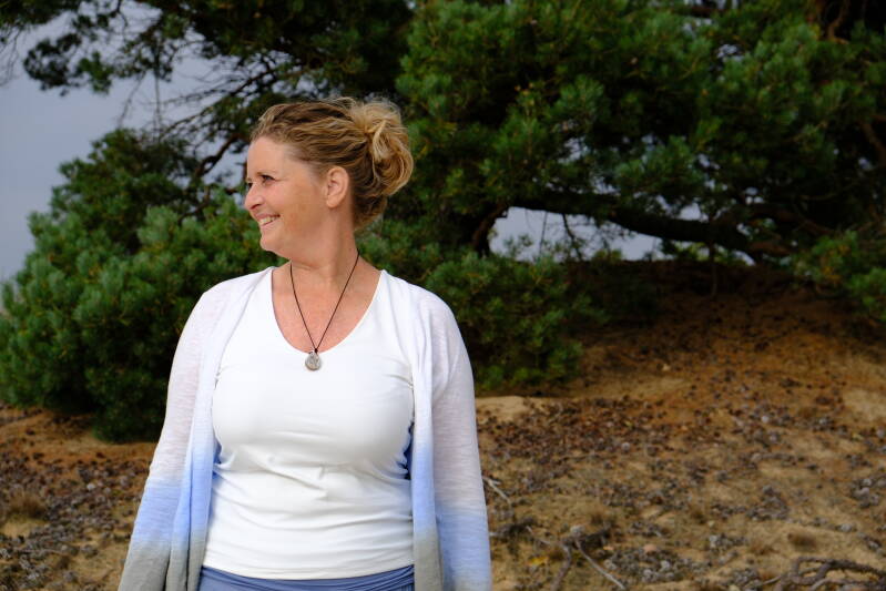 Mariëlle Postma, familieopstellingen systemisch coach voor zorgprofessionals, in de natuur.