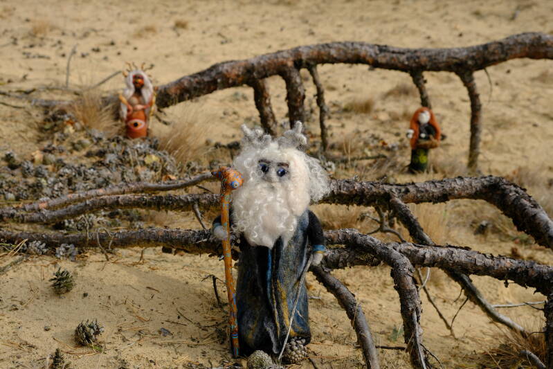 Helende kunst van Mariëlle Postma,. Medicine dolls in de natuur.