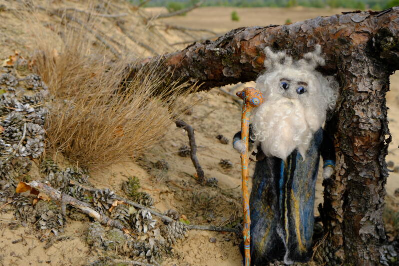 Helende kunst van Mariëlle Postma. Een medicine doll in de natuur