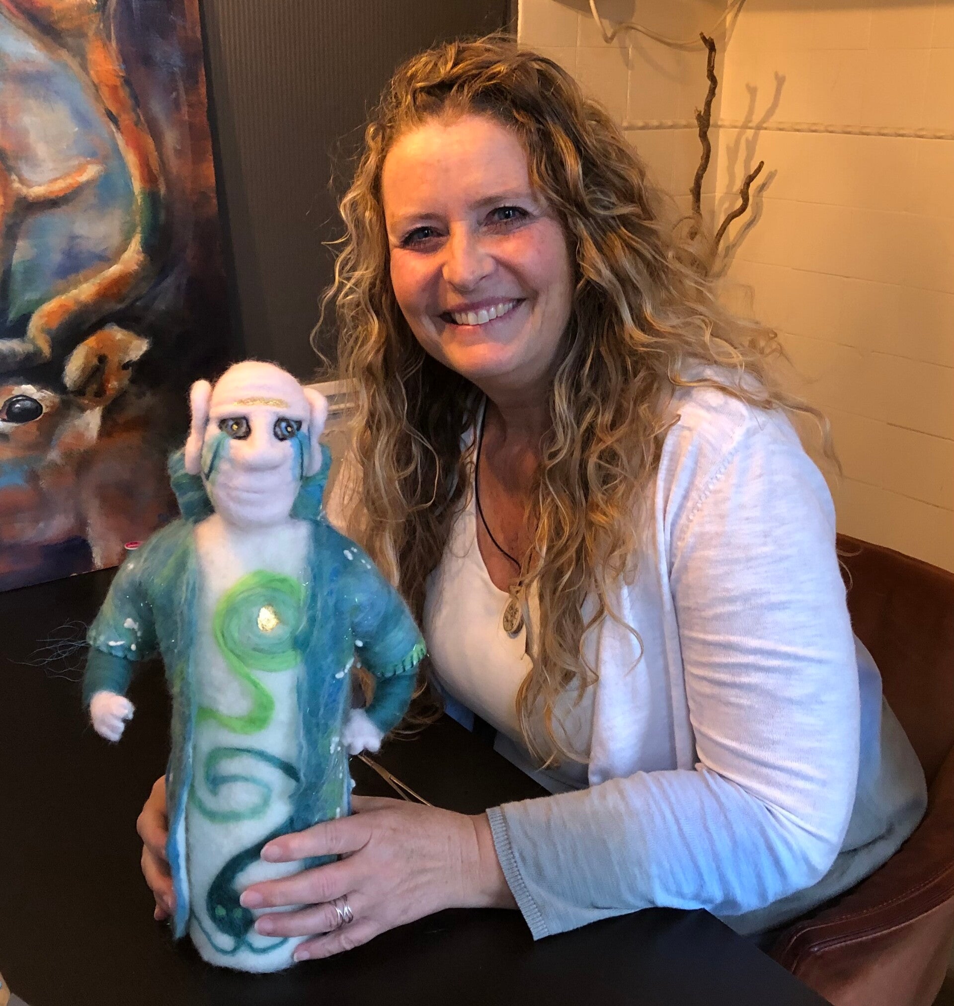 Mariëlle Postma, kunstenaar en medicine dollmaker, in de natuur