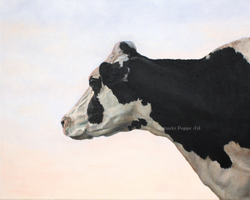 Realistisch koeienschilderij met een koeienkop die rustig voor zich uitkijkt.