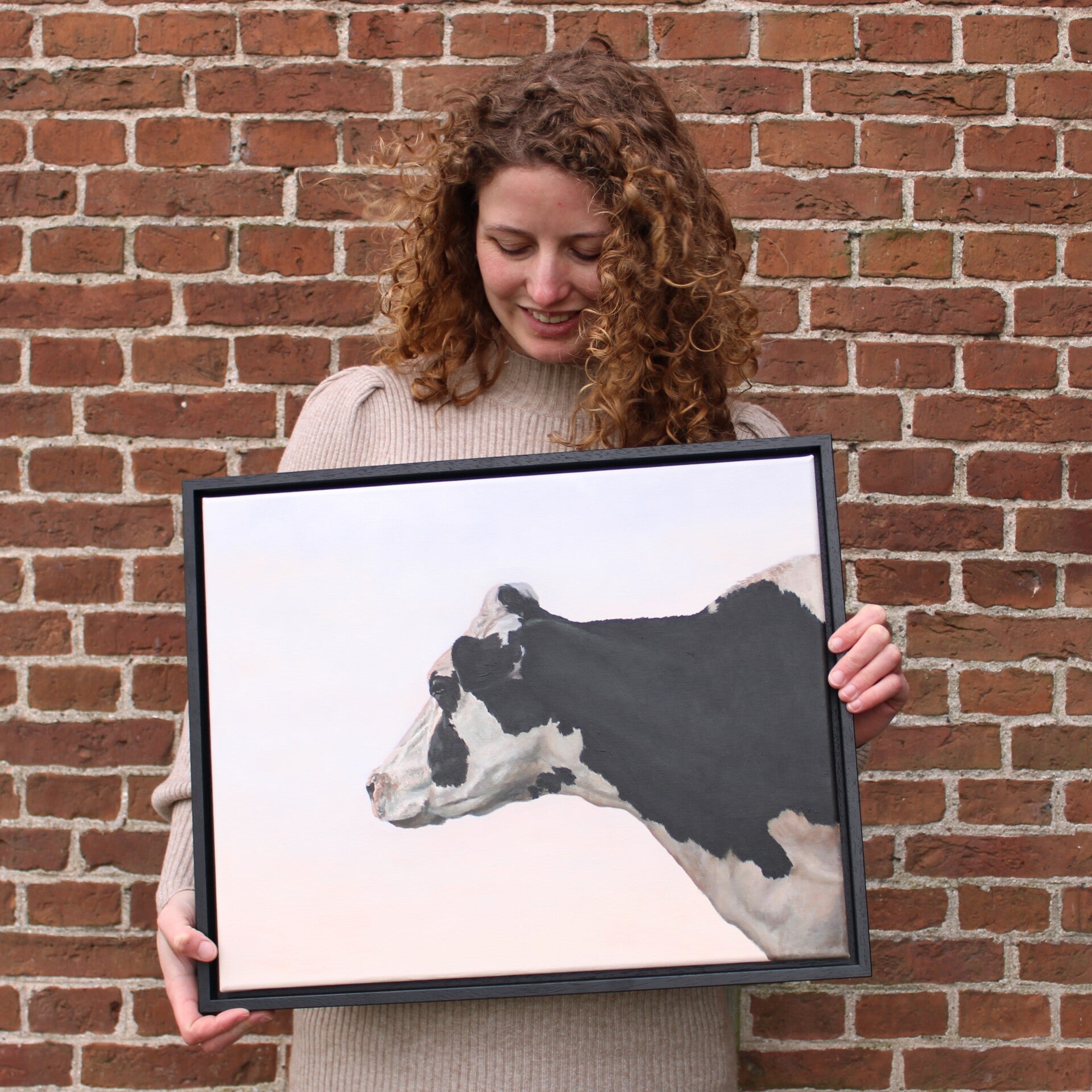 Marieke Poppe naast haar schildersezel