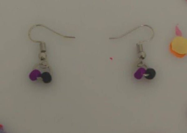 Zwart met paarse oorbellen