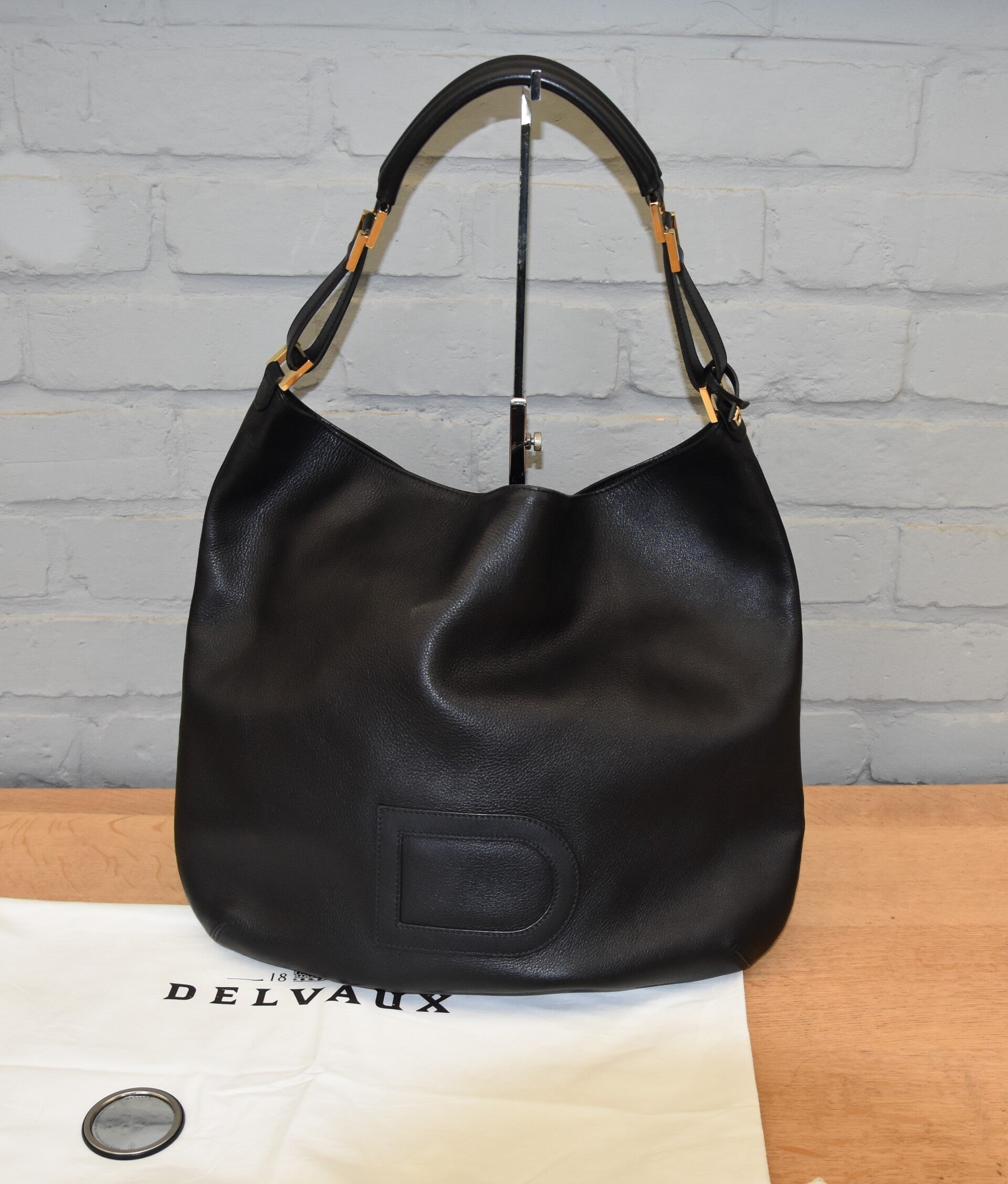 Delvaux Le Louise GM schoudertas in zwart gekorreld leer
