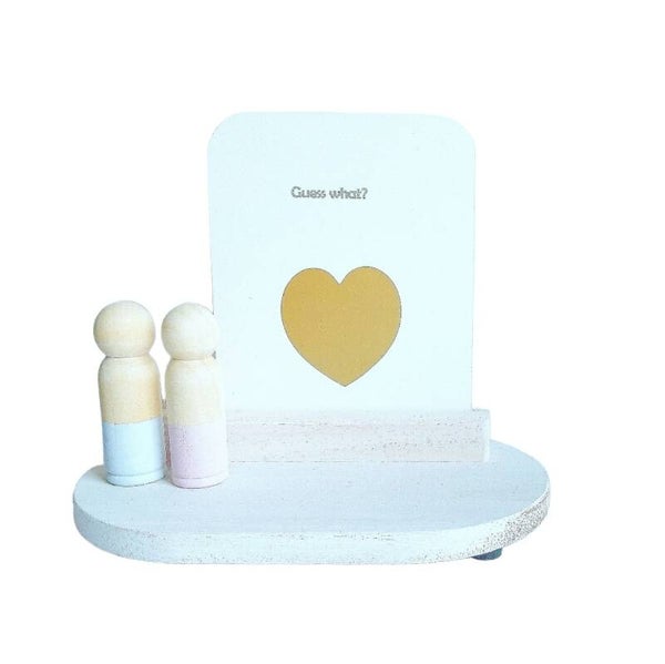 Houten staander met kraslot en pegdoll - Jullie worden oma en opa!