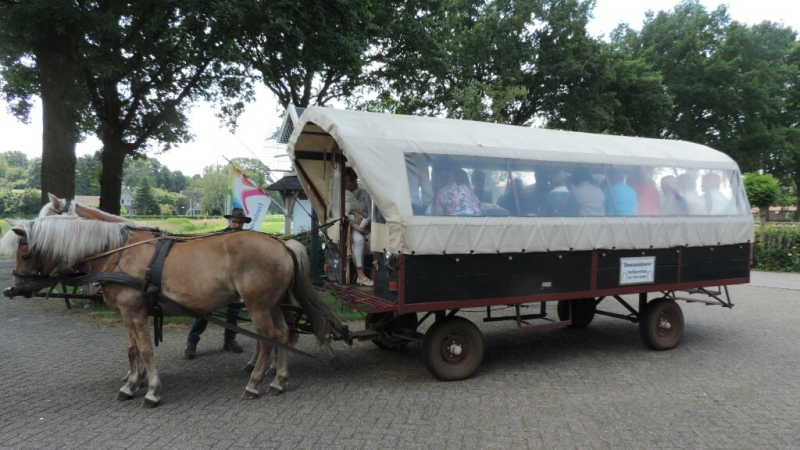 Huifkar van De Hemmelehoeve op terrein van De Weiden
