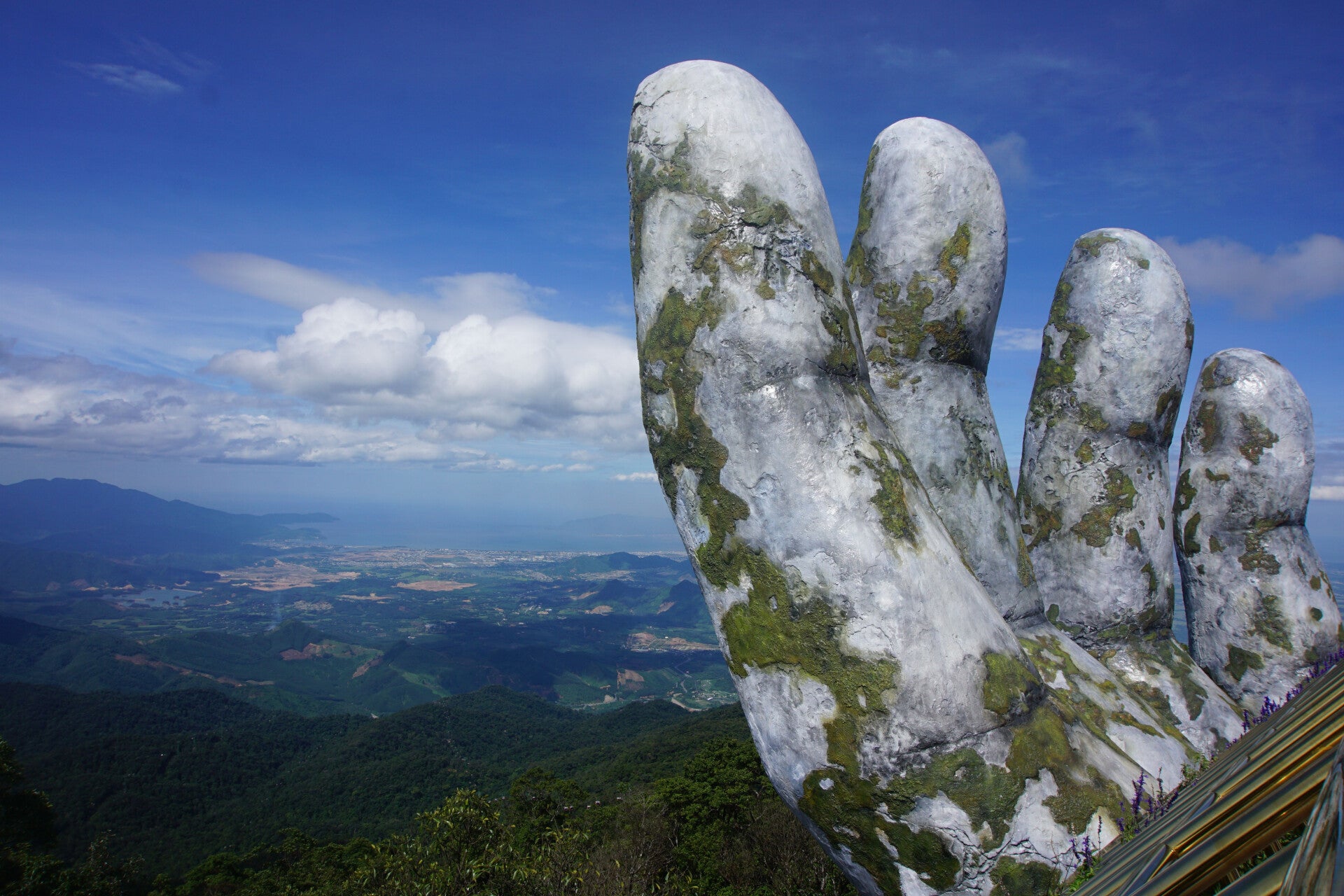 vietnamreispandagoldenbridgehandinvietnam.jpg
