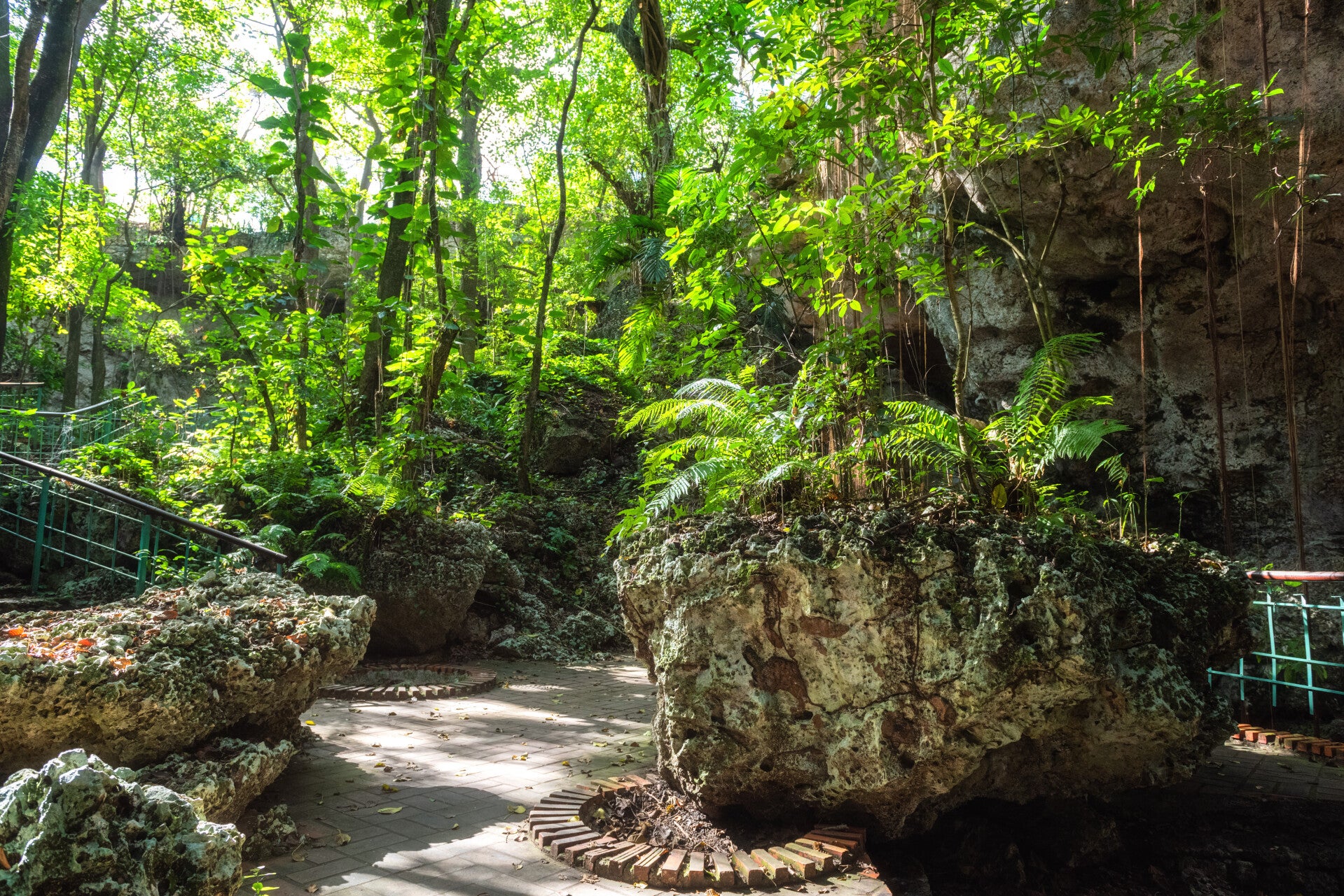 dominicaanserepubliekreispandathreeeyescaveinsantodomingolostresojosnationalpark.jpg