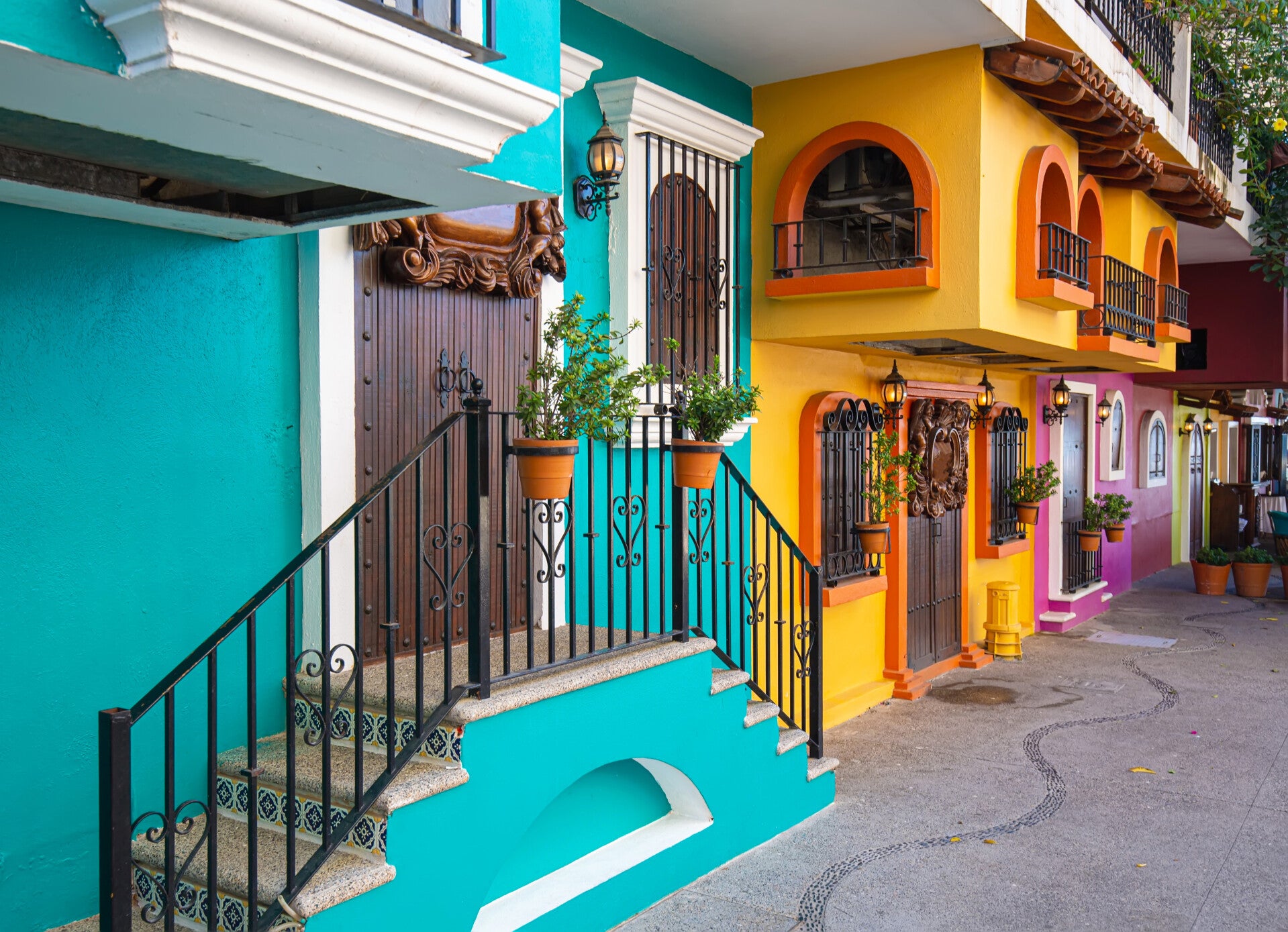 mexicoreispandapuertovallartapromenadeelmaleconwithoceanlookoutsbeachesandmexicanarchitecture.jpg
