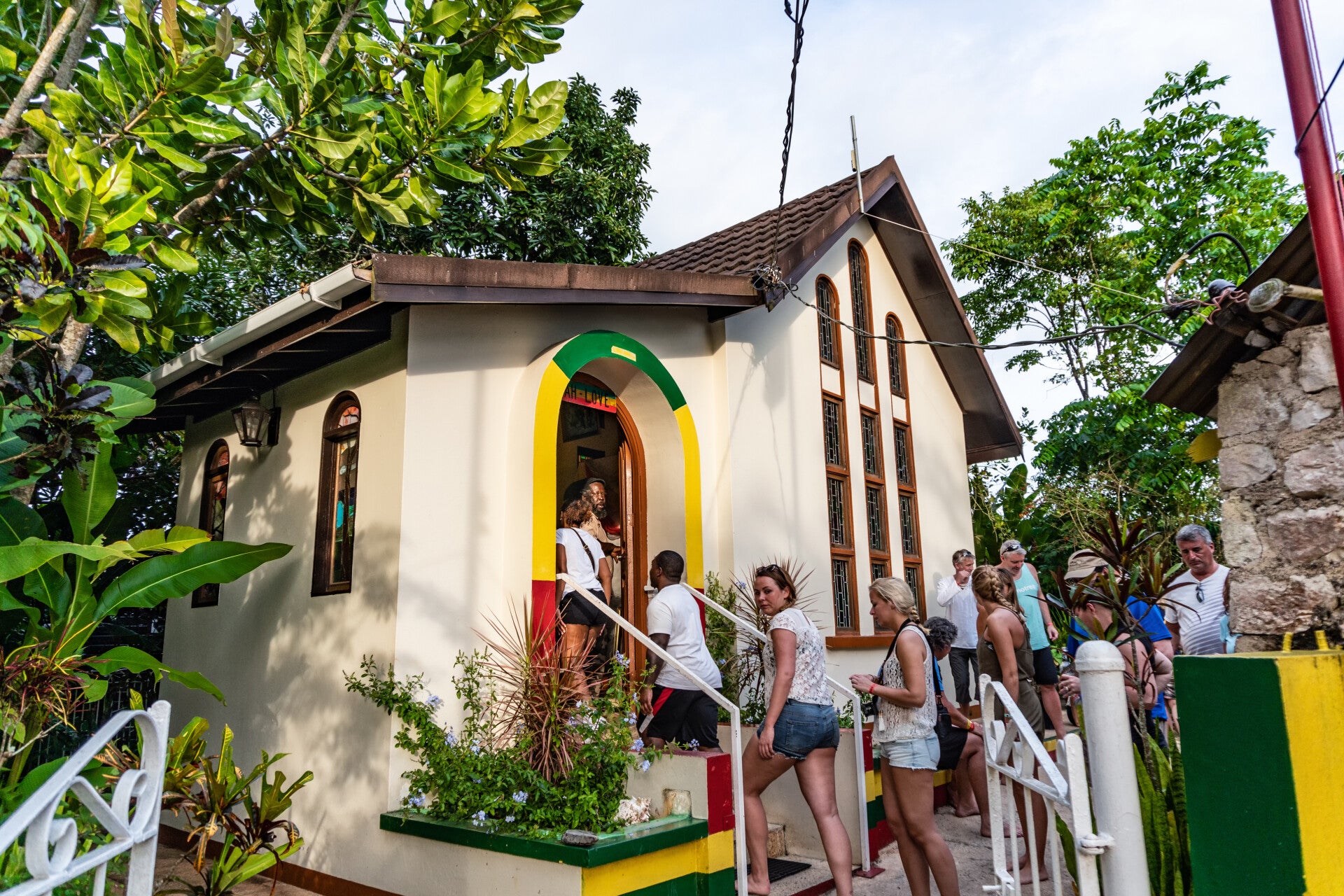 jamaicareispandaninemilebobmarleymausoleumgebouwwaarhijbegravenis.jpg