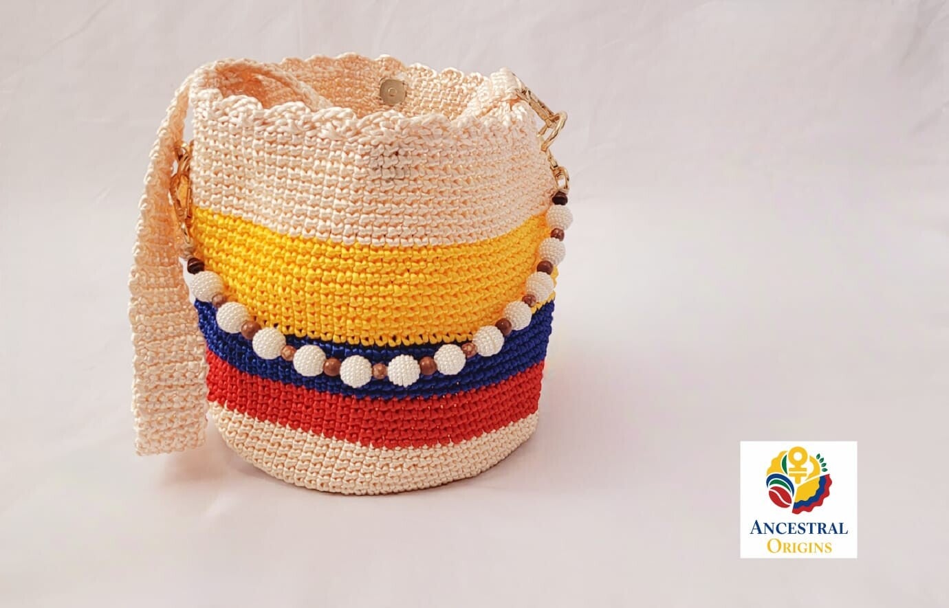 Custom-made elegant pearled mochila