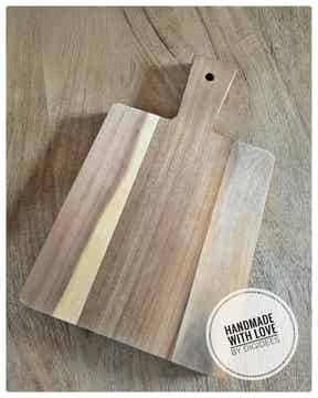 Gepersonaliseerde borrelplank van acaciahout met handvat – 35 x 20 cm