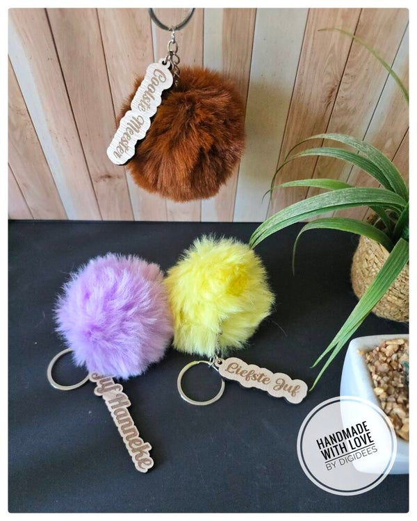 Gepersonaliseerde sleutelhanger met fluffy pompon – het perfecte cadeautje voor juf, meester of jezelf!