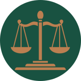 Bureau waarop een laptop, agenda  en bril ligt. 