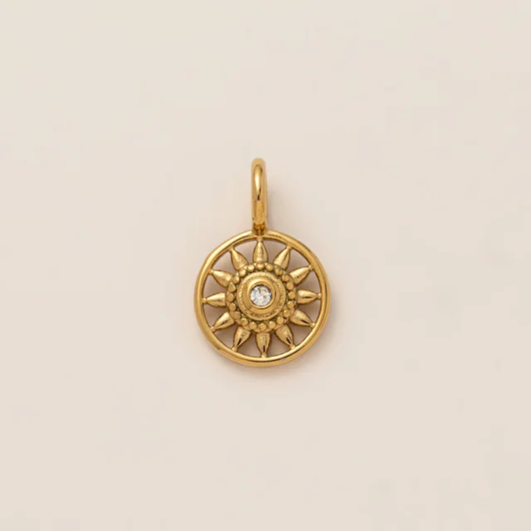 Sun Charm Goud – Stralende Zon Bedel met Kristal | 1001 Nacht Collectie