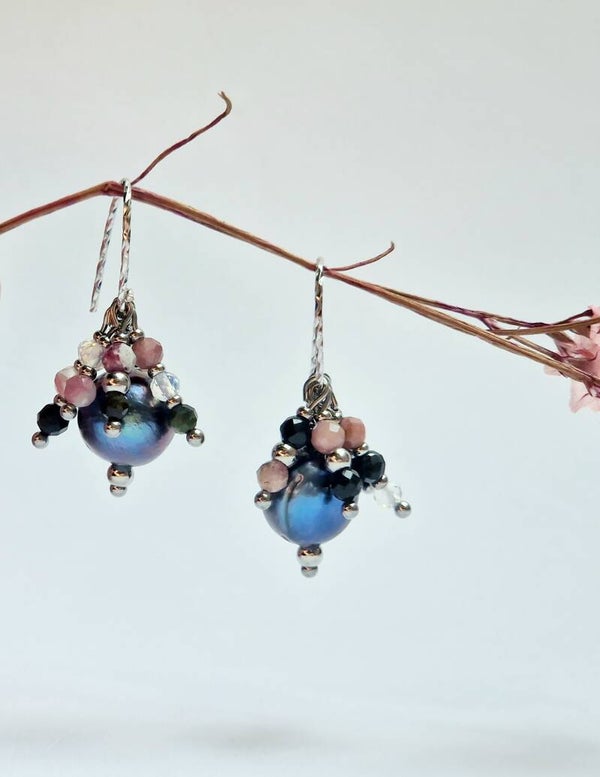 Handgemaakte oorbellen met zwarte zoetwaterparel, toermalijn & opaal – 925 sterling zilver, verguld of gerhodineerd