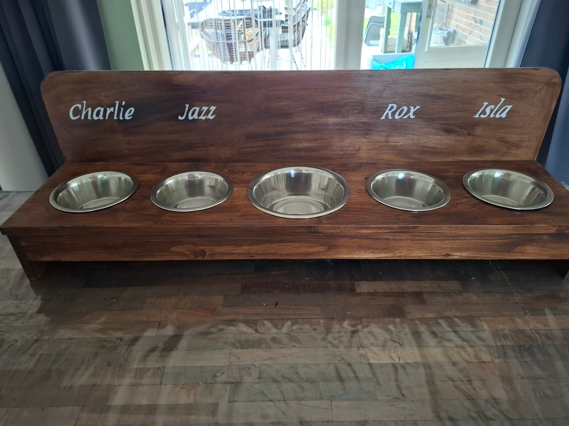 "Max" voer en drinkbakstandaard met 5 rvs bakken en achterwand