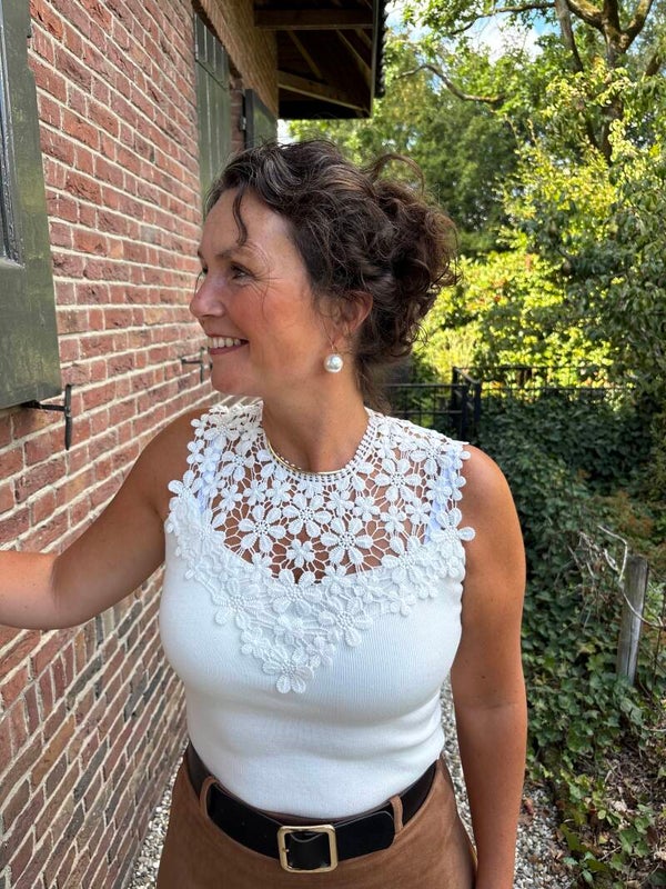 White flower top