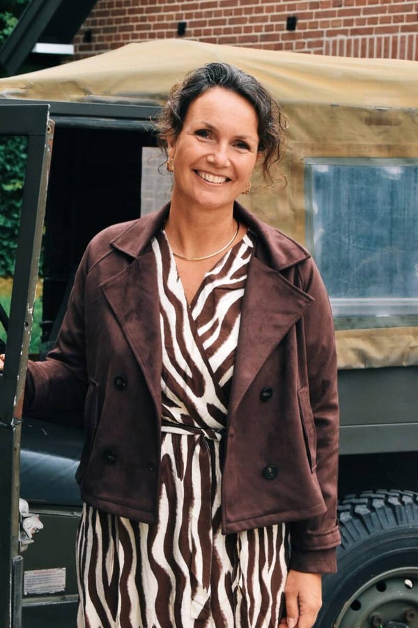 de bruine trenchcoat
