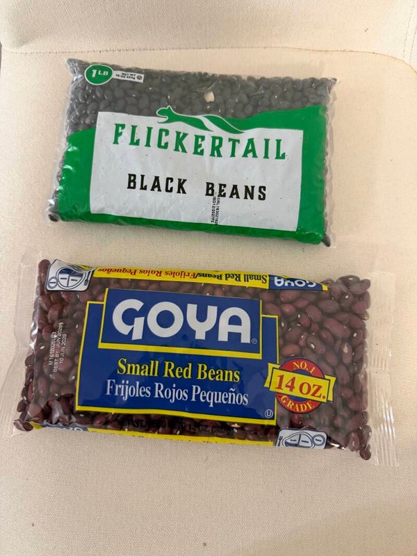 Frijoles negros y colorados 1.20 cada uno