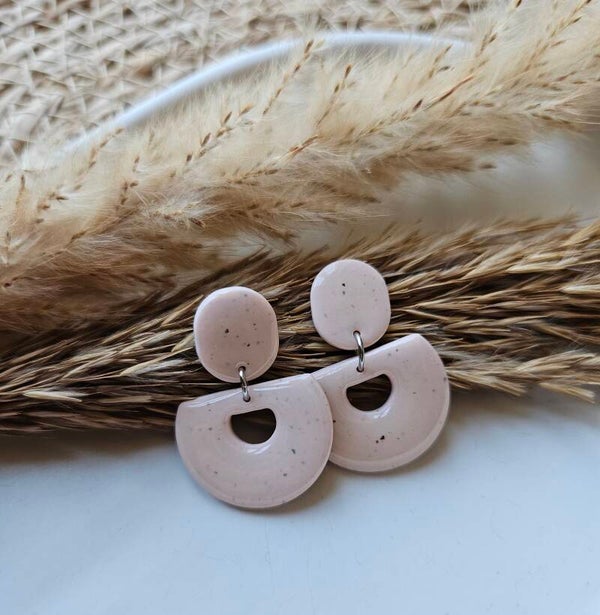 Oorbel Mercy | licht roze met spikkels