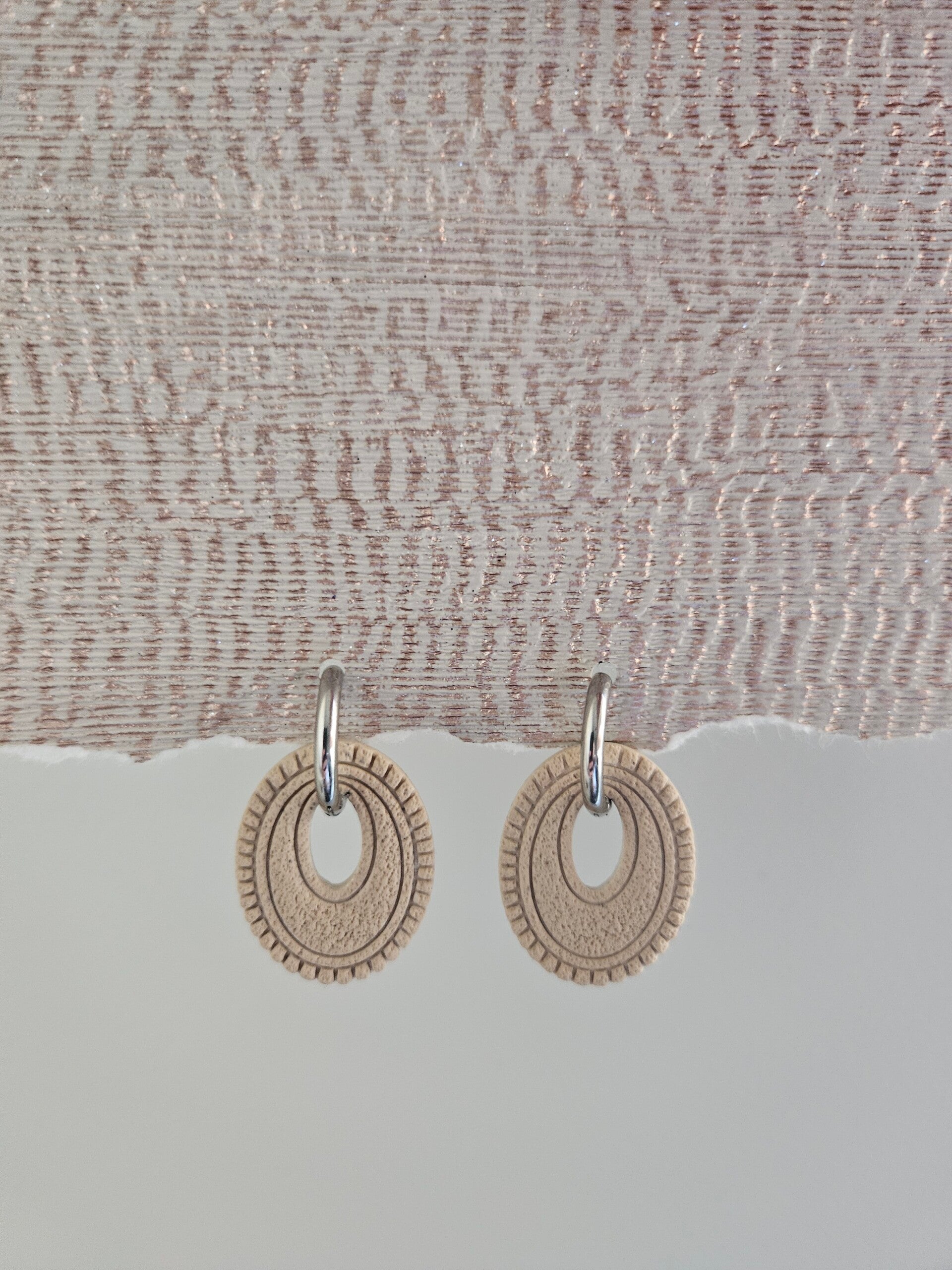 Hanger Maäka - zandkleur met korrelstructuur