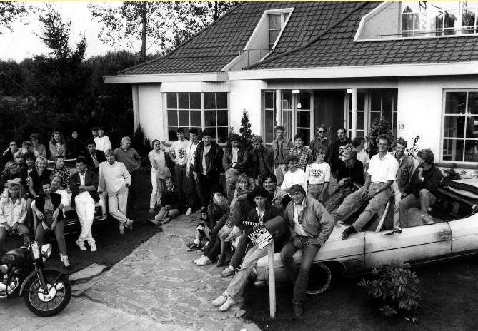 Dit is de CREWFOTO van de eerste Flodder film. Hier zie je (bijna) iedereen die voor of achter de schermen heeft meegewerkt aan de film. Veel mensen hè? En wat zien ze er vermoeid uit, vind je niet?