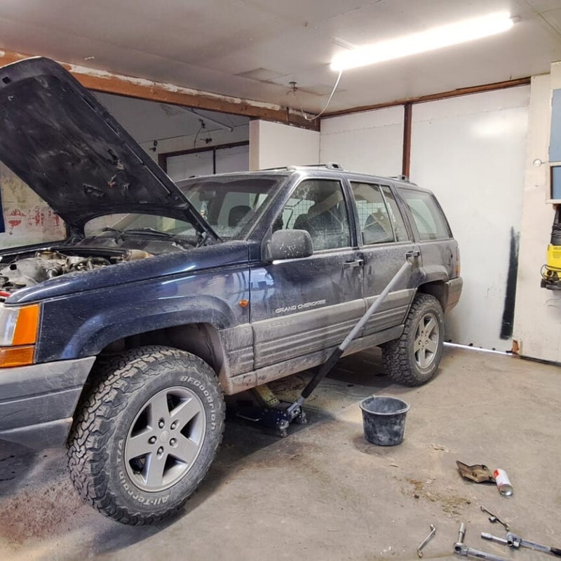 Jeroen z'n auto in de "operatiekamer"