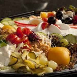 Triosalade met fruit en vleeswaren