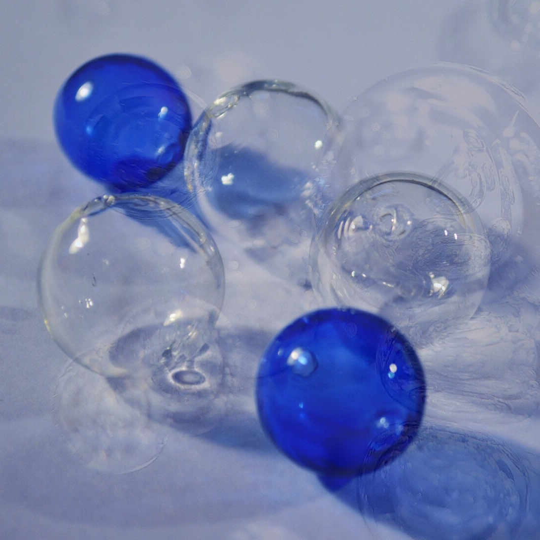 collane artigianali in vetro, grandi perle in vetro soffiato blu e trasparenti 