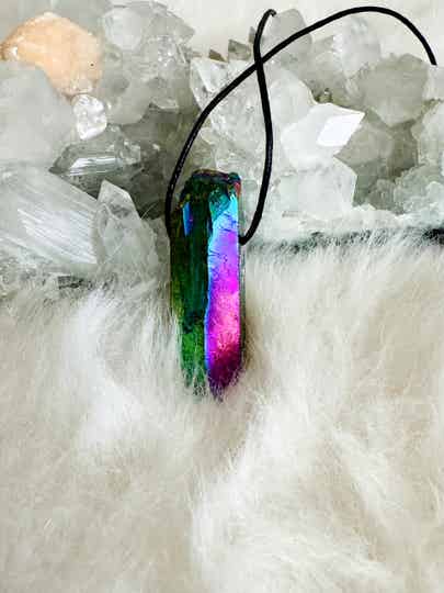 Bergkristall mit Titan Bedampfung