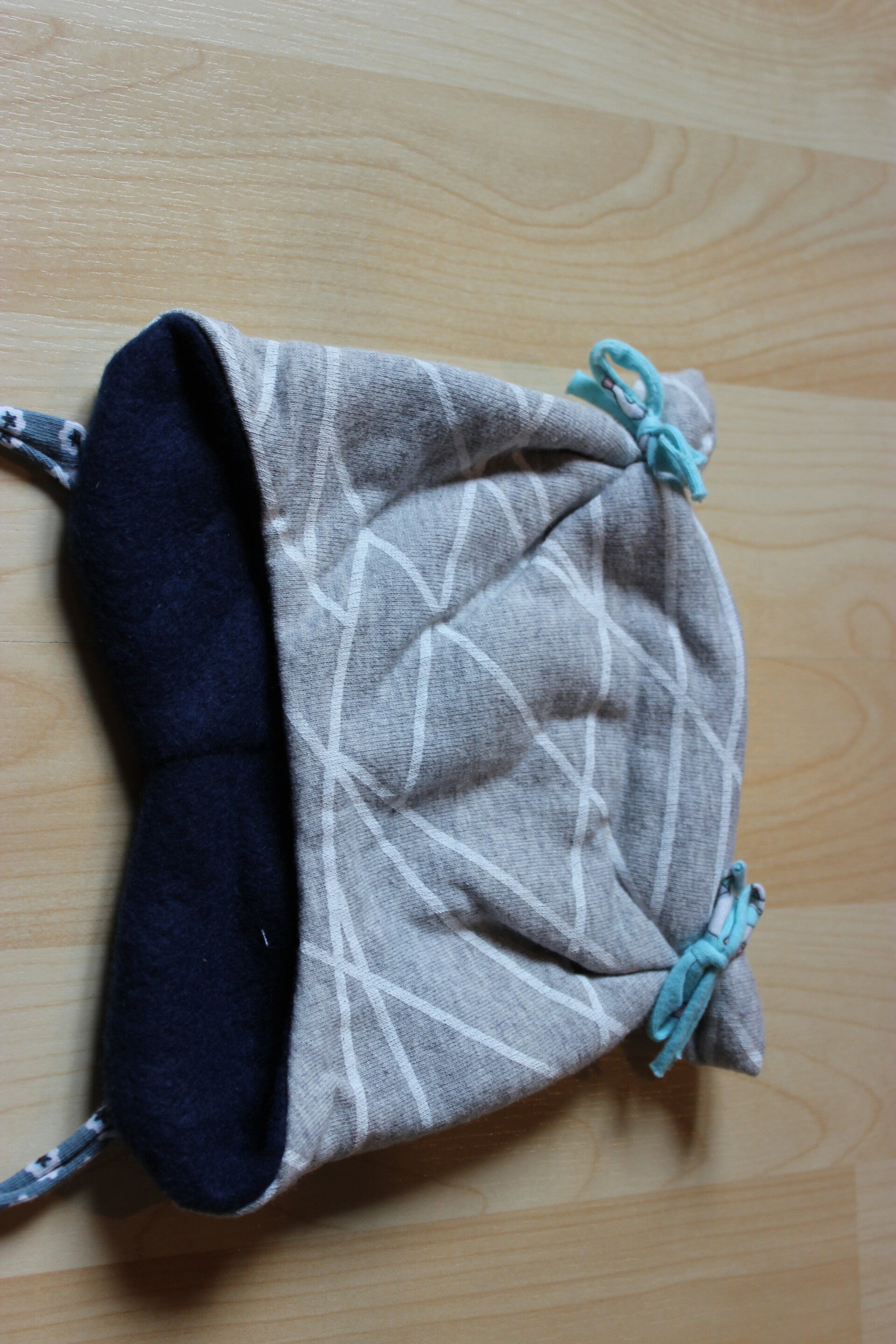 Süsse graue Oehrchenmütze