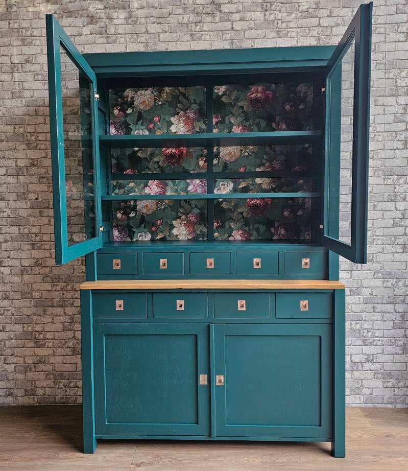 zwarte buffetkast, petrol kleur met behang. hout metaal. 