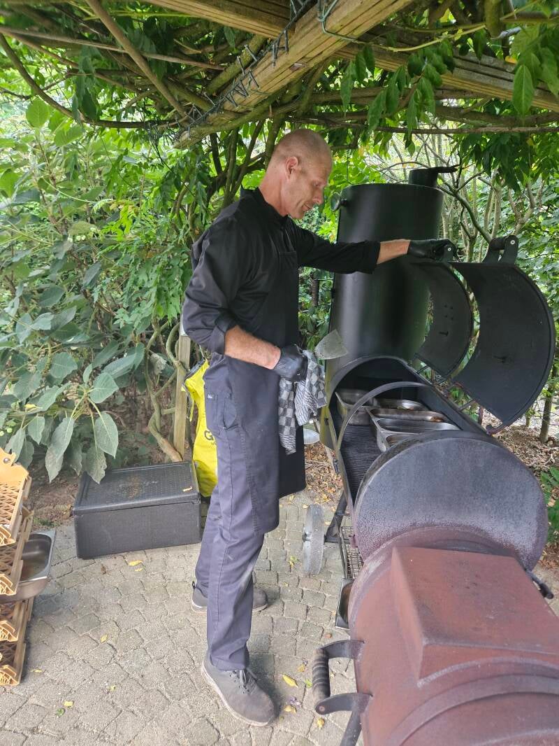 Live Amerikaanse barbecue met smoker en kok aan huis Zutphen Valen Catering