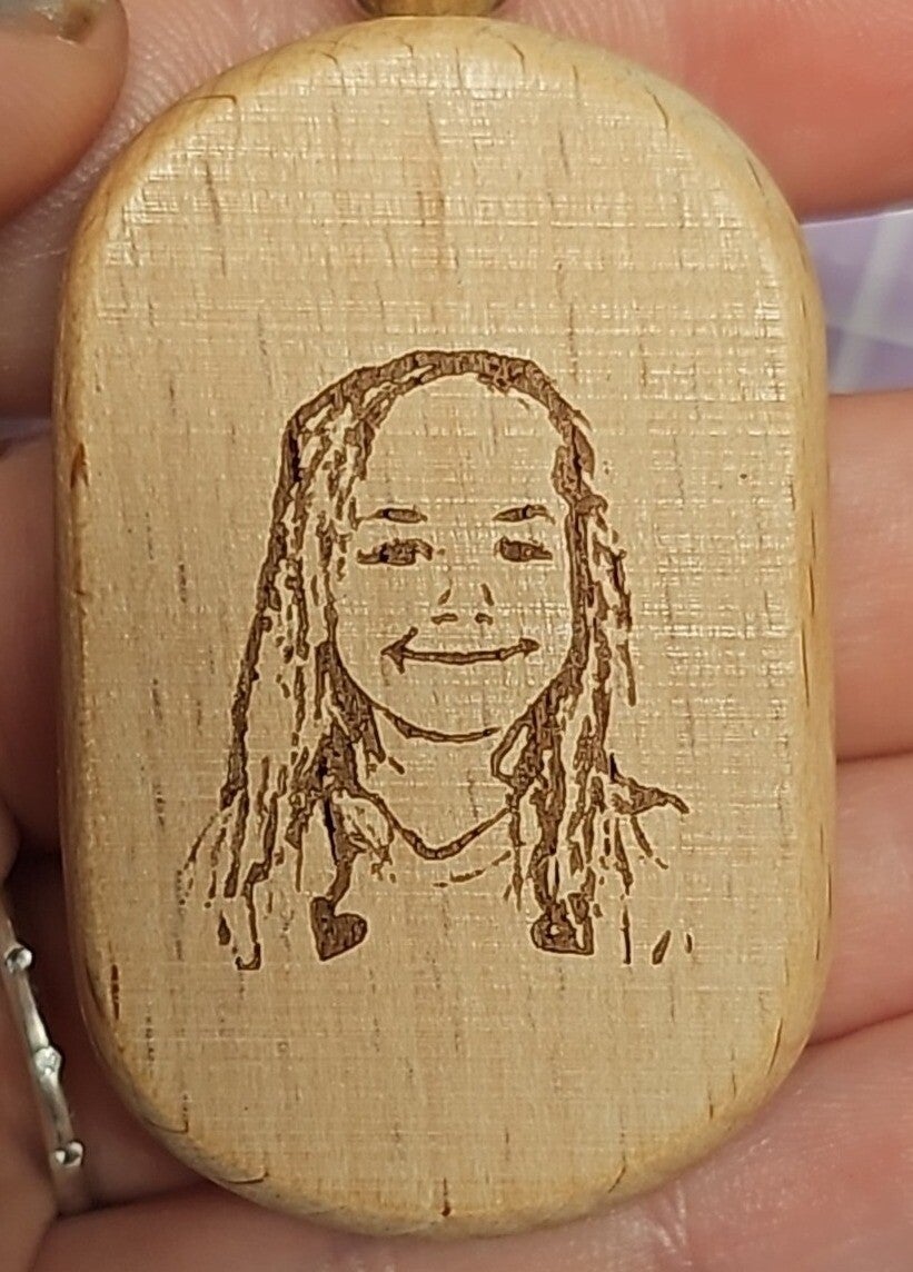 Schlüsselanhänger aus Holz mit Lasergravur