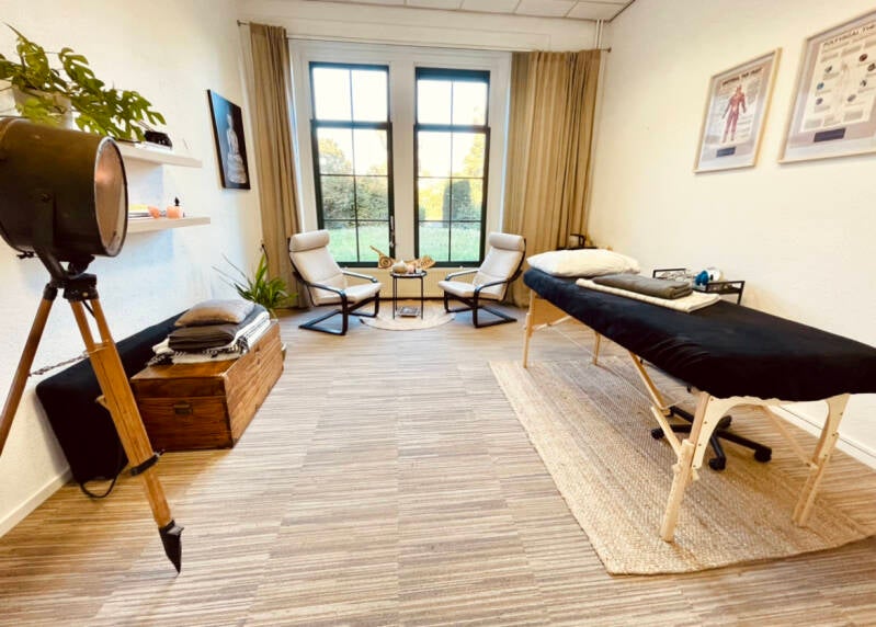 lichaamsgerichte coaching, ademwerk, cupping, hoofdmassage, stress release, trauma release, fascia release, innerlijk kindwerk, spinal touch, dimensional breath, reiki. Terug in je flow. Zwolle