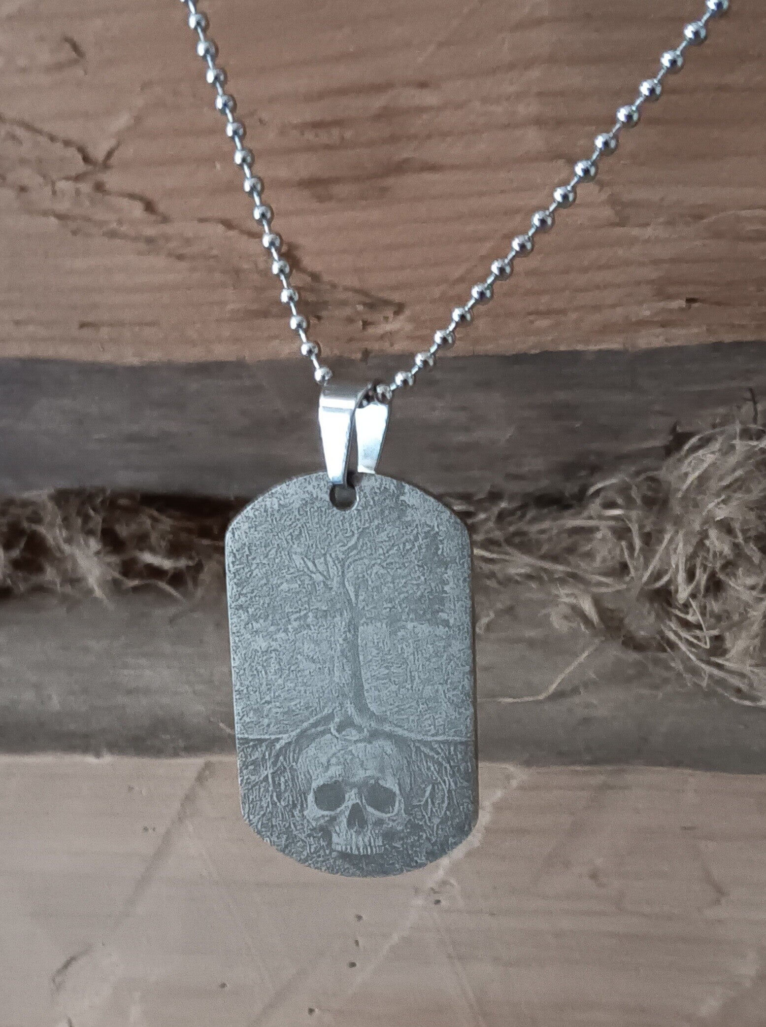 pääkallo/puu laatta 35x25mm