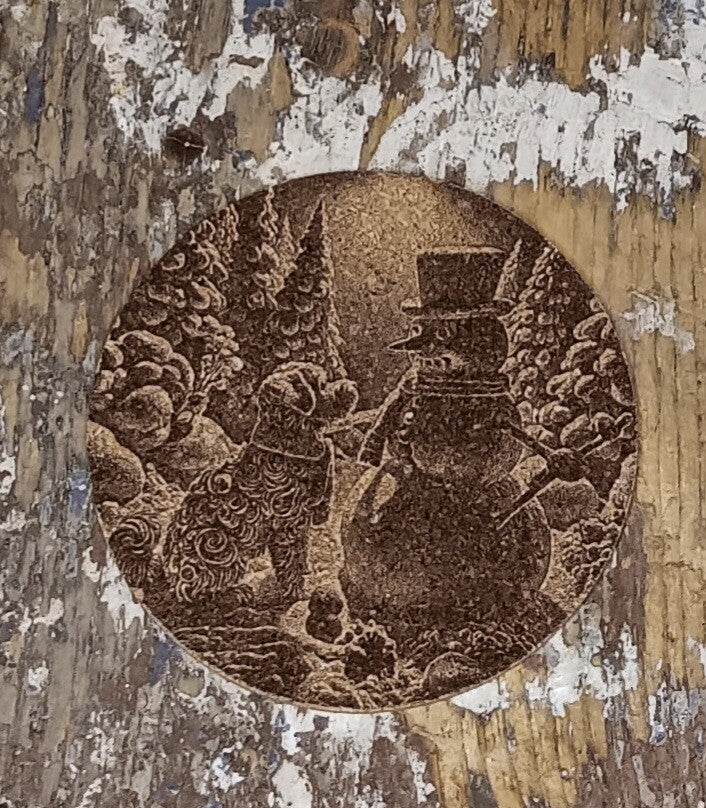 Korkki lasinalunen lumiukko ja koira