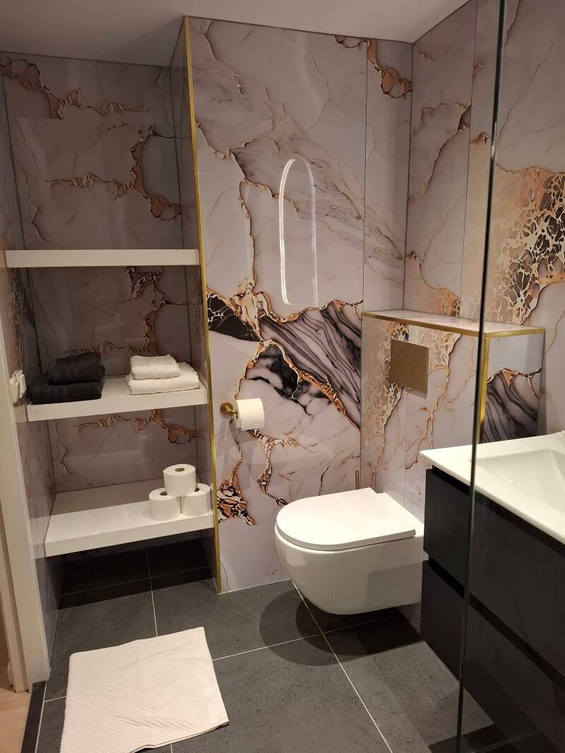 prachtige badkamer met veel gouden details